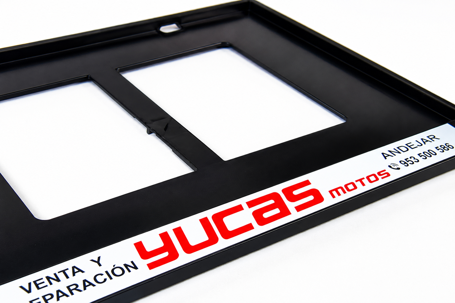 Detalle de portamatrícula personalizado con logo